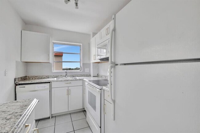 Building Photo - 2350 NE 14th Street Causeway