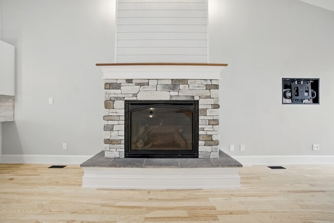 Building Photo - 100 Pinewood Rd