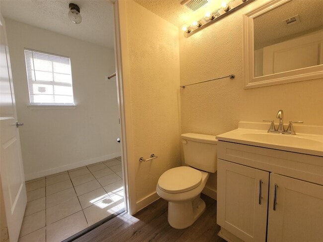 Building Photo - 10652 Hamlin Dr