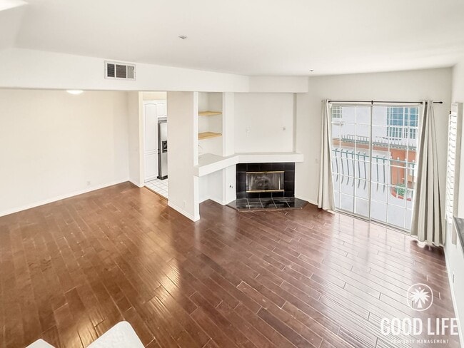 Building Photo - Bright 2Bd/2.5Ba End Unit w/Water/Sewer/Trash Included In Prestigious Tustin Community!