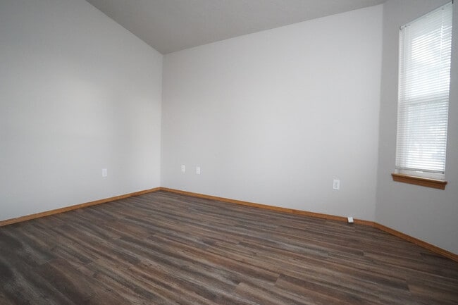 Building Photo - 79 E 2nd St N