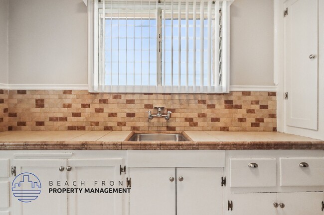 Building Photo - 1141 Pine Ave