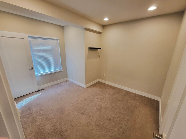Building Photo - Gorgeous townhome