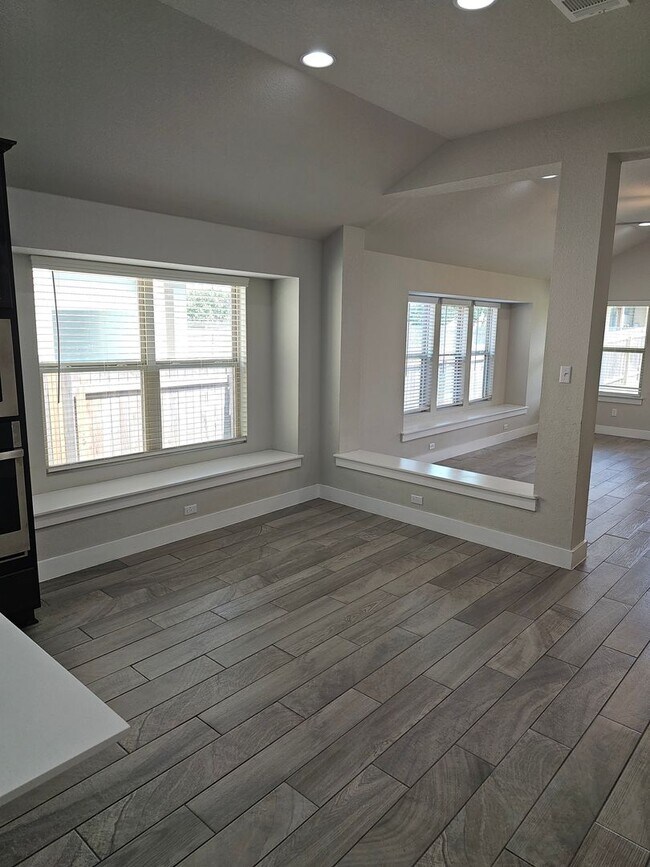 Building Photo - $500 discount for Lease signed in June!