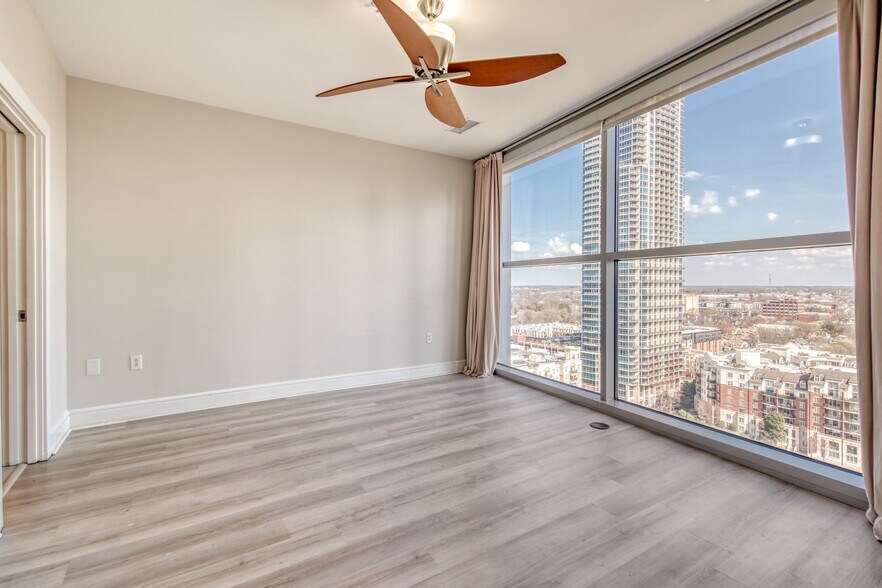 Building Photo - 333 W Trade St