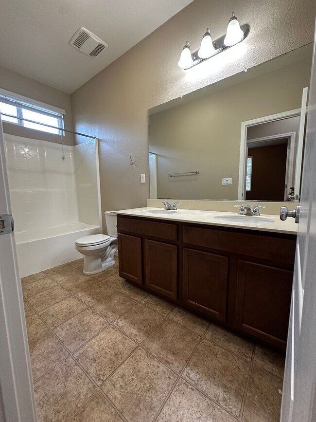 Building Photo - Beautiful 4 Bedroom, 3 Full Bath W/ Office...
