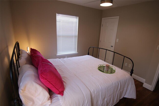 Building Photo - 4606 Wally Ave