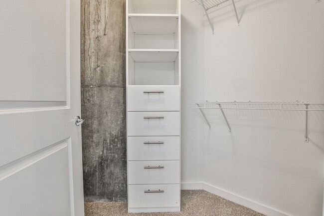 Building Photo - Luxury 28th Floor 2 Bedroom Condo For Leas...