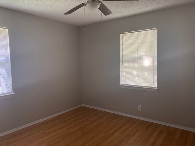 Building Photo - 3/2 off Loy Lake in Sherman!
