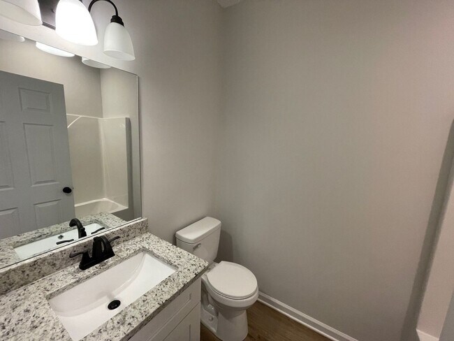 Building Photo - 5 Bed Home Available August 2026!