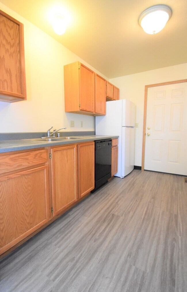 Building Photo - Townhouse style 2bed 1.5bath with attached...