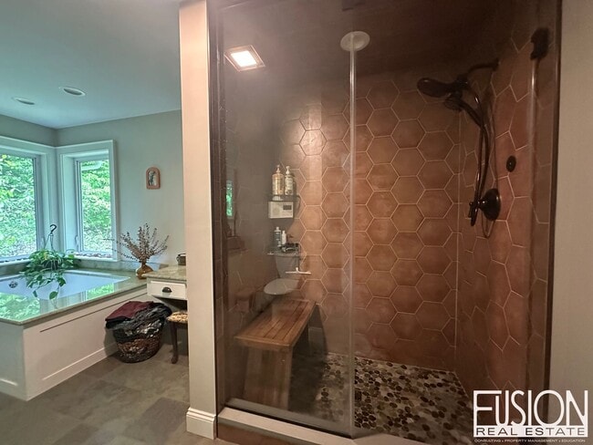 Building Photo - Beautiful, Spacious, Private Four Bedroom ...