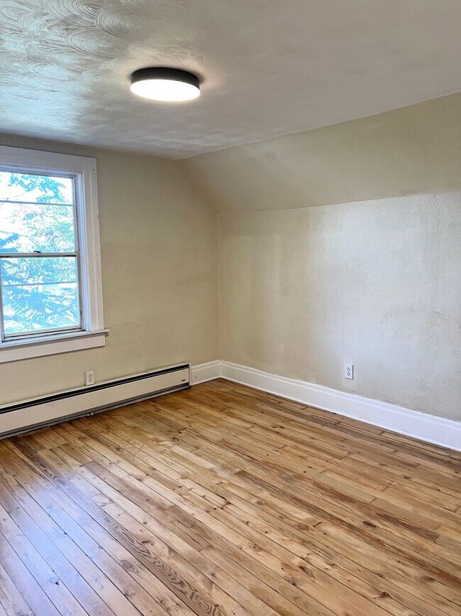 Building Photo - Newly Remodeled 3 or 4 Bedroom in Swissval...