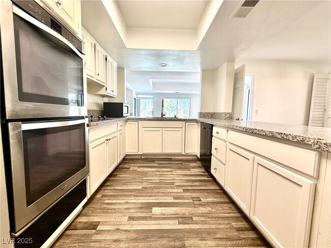 Building Photo - 920 Pinehurst Dr