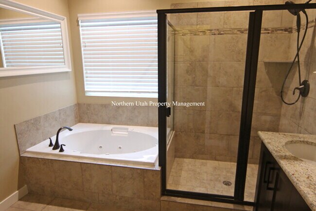 Building Photo - Beautiful Layton Home