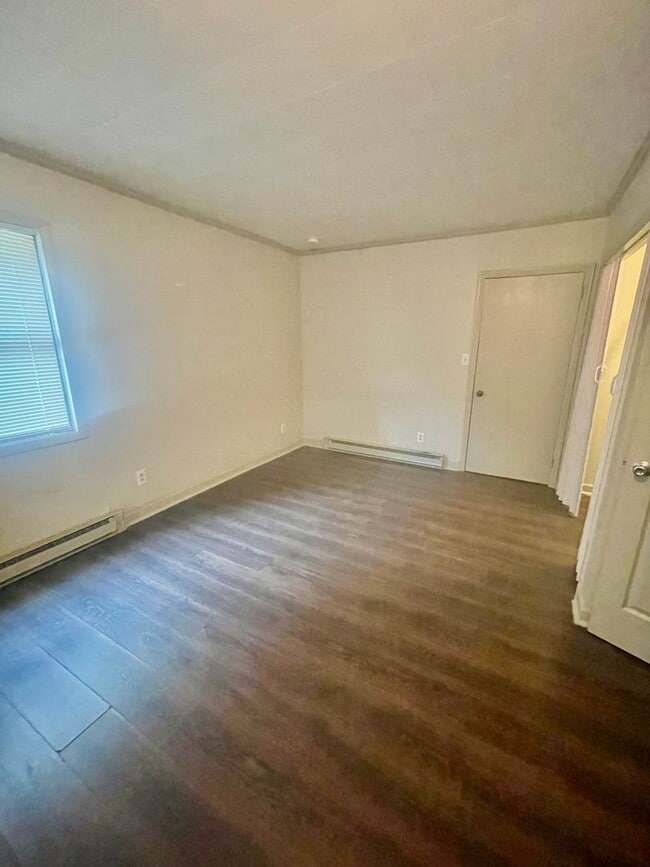 Building Photo - This Beautiful 4 bed 2.5 bath brick ranch ...