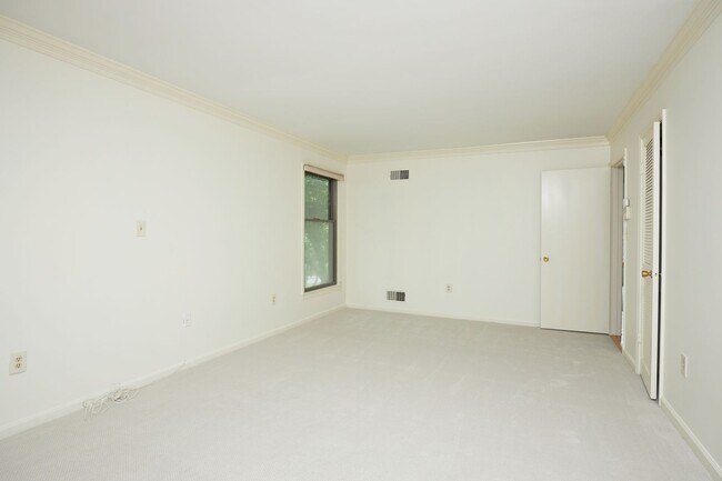 Building Photo - Sparkling and Spacious