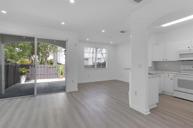 Building Photo - 8165 NW 108th Ave