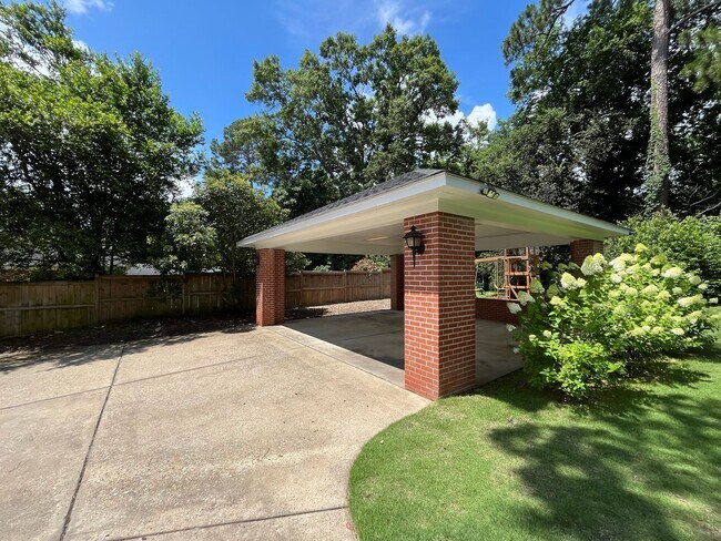 Building Photo - Beautiful 4 Bedroom with 4 Baths