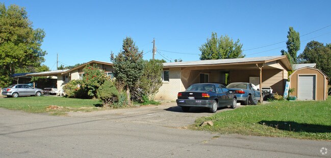Primary Photo - Hillview Villas