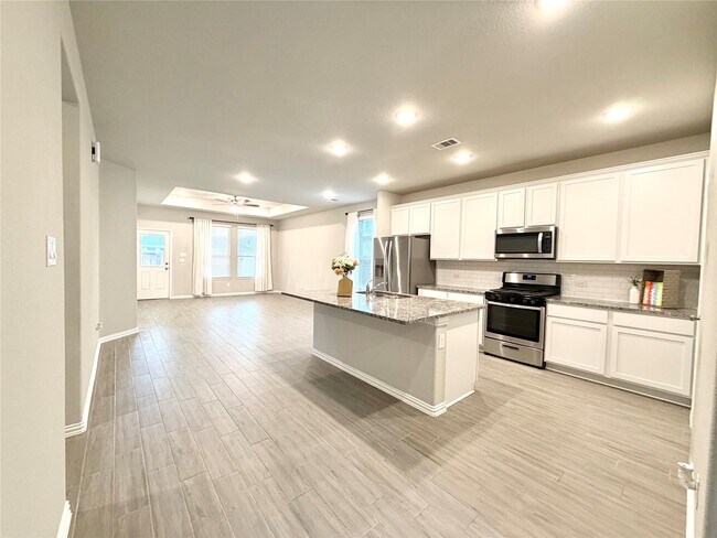 Building Photo - 8319 Divot Trce