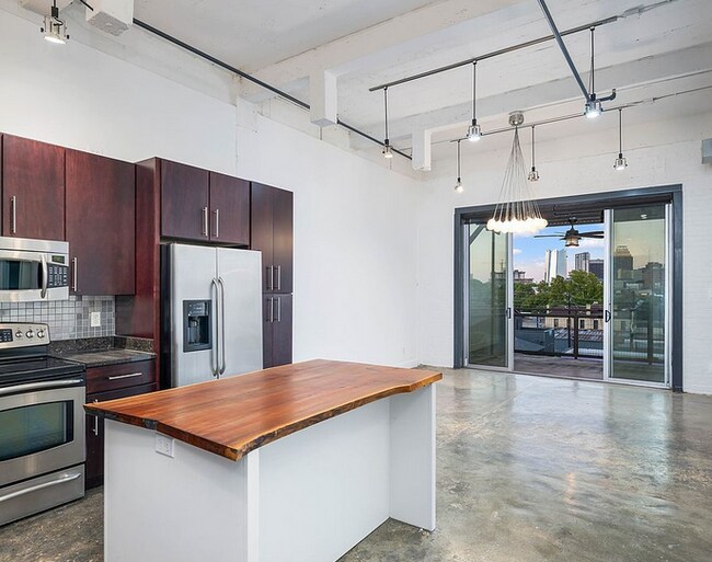 Building Photo - 831 S Flores St