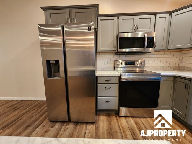 Building Photo - 3-bedroom 2-bathroom townhome
