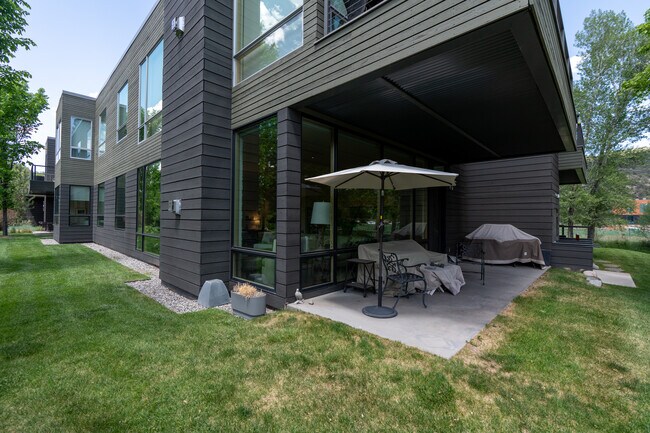 Building Photo - 102 Evans Rd