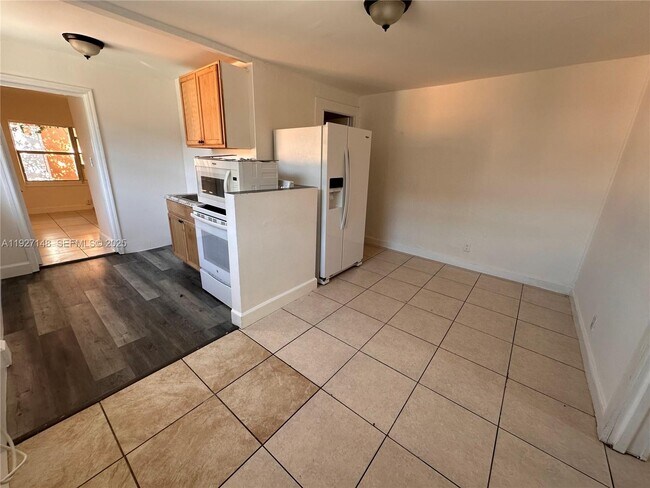 Building Photo - 1429 SW 3rd St