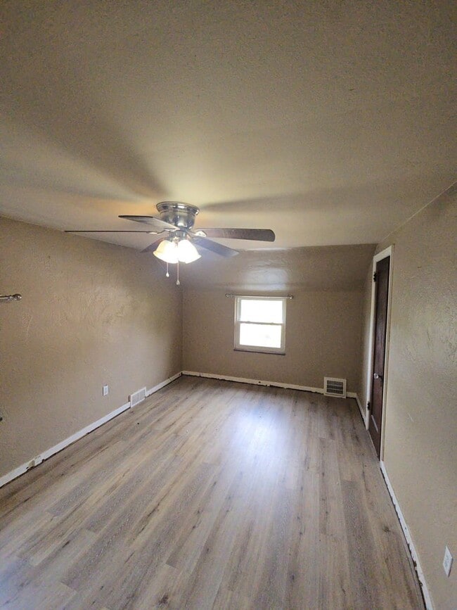 Building Photo - Welcome to this charming 3-bedroom, 1-bath...