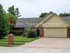Building Photo - Large | 4 Bed | 3 Bath | South Tulsa
