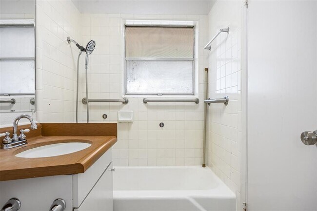 Building Photo - 8410 Briarwood Ln