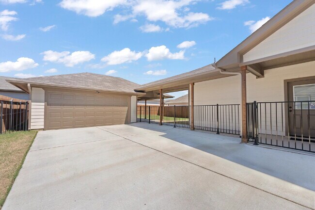 Building Photo - 3-Bed Oasis on Reverie Rd with Spacious 1612 Sq Ft Layout - Perfect for Your Family!