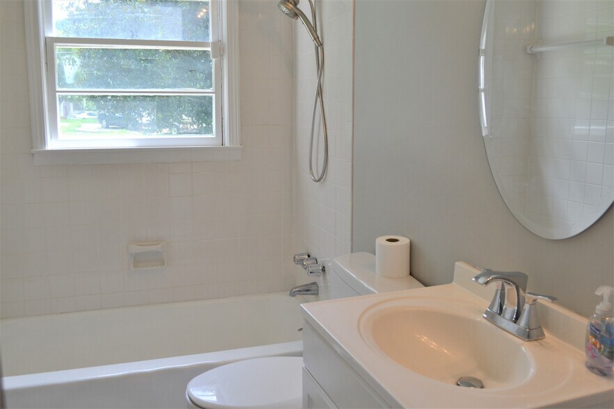 Building Photo - 1375 Nelms Dr