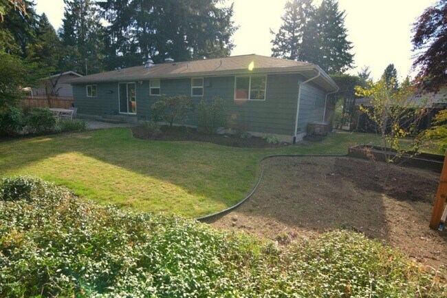 Building Photo - Quiet Kirkland Rambler on large, quiet lot