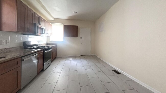 Building Photo - Newly Renovated 4BED 1.5BTH / Stainless Steel Appliances & Washer/Dryer Hookup!