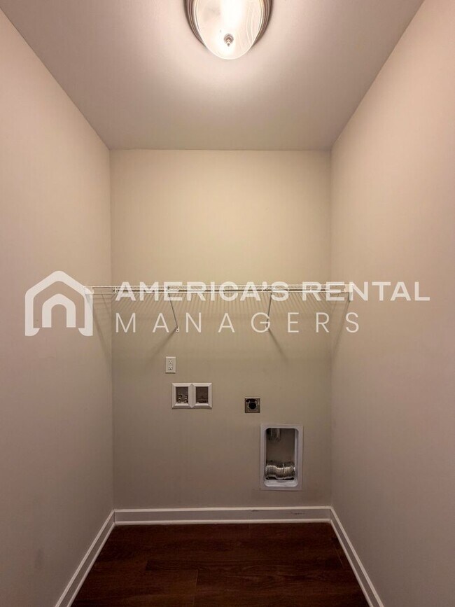 Building Photo - Modern Living in Brookwood!