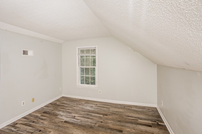Building Photo - 1502 Willow Creek Ln