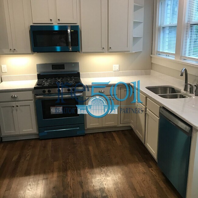 Building Photo - *New Price*  Newly Renovated Immaculate Co...