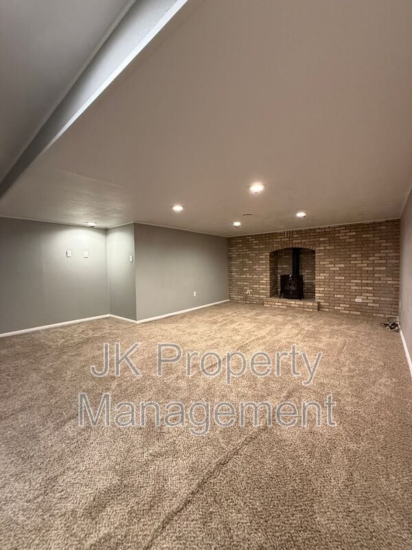Building Photo - 512 52nd St S