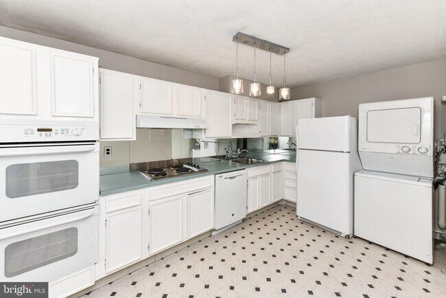 Building Photo - 205 Yoakum Pkwy