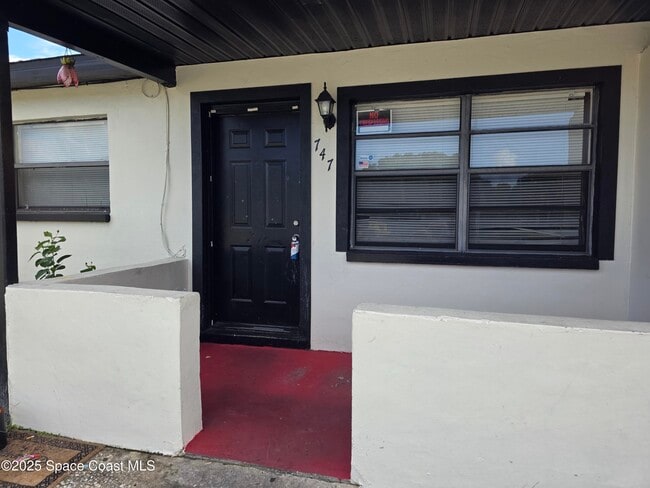 Building Photo - 747 E University Blvd