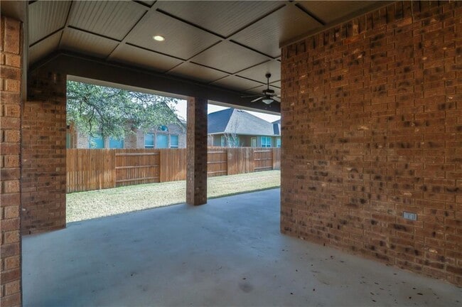 Building Photo - 124 Claiborne Lake Ln