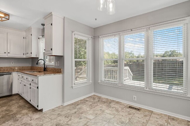 Building Photo - Beautifully Updated Single-Family Home in ...