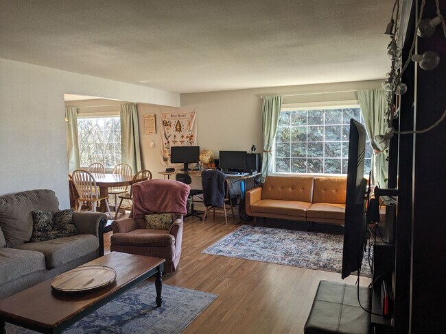 Building Photo - Cherry St Duplex