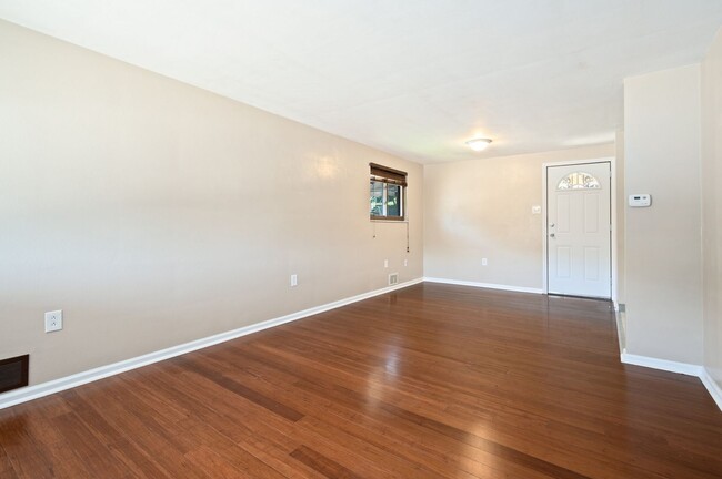 Building Photo - Gorgeous 2 bedroom home in Brookline avail...