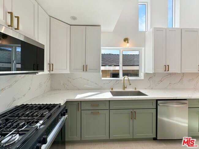 Building Photo - 5930 Willoughby Ave