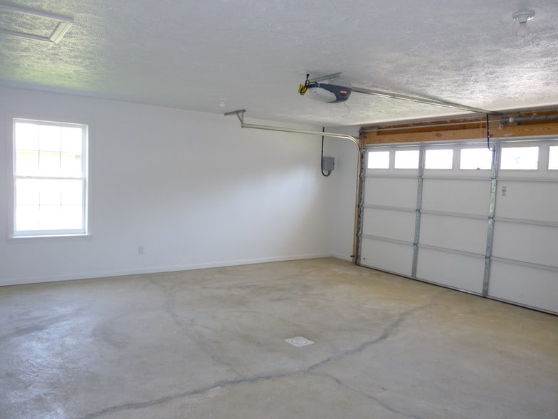 Building Photo - 724 Greenlawn Rd