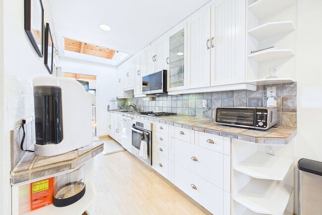 Building Photo - Rarely available Redwood Heights townhome with sweeping views of Oakland and San Francisco.