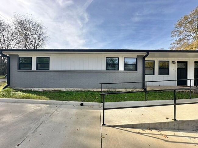 Building Photo - Available Now! Recently Remodeled 3 Bedroo...